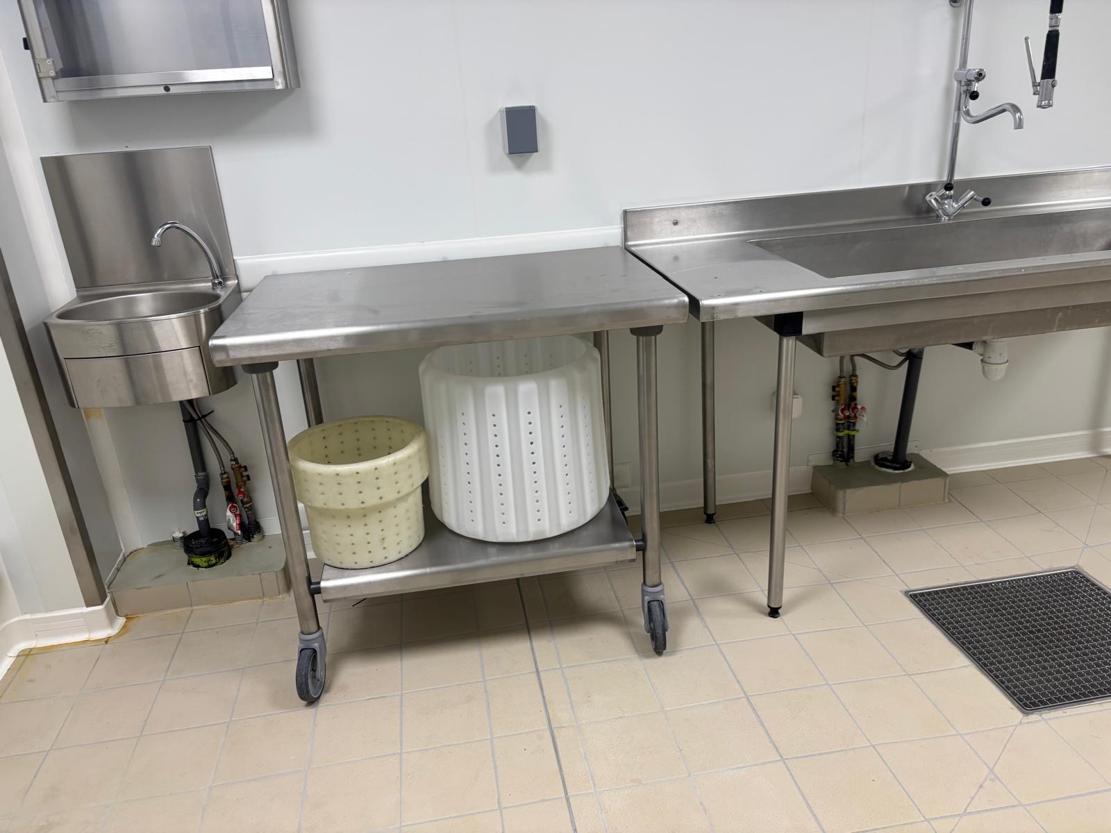 Plonge inox, lave-mains et raccordements dans une cuisine professionnelle
